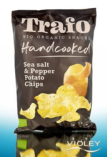 Organic, vegan Sea Salt & Black Pepper Crisps by Trafo. Handcooked with the best quality potatoes for a deliciously crispy and firm bite. Thick cut.