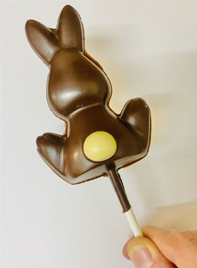 Indulge guilt-free with Happi's Oat Milk Chocolate Bunny Lolly. Made with 47% single origin Colombian cacao, it's gluten-free, vegan, and free from dairy, gluten, and soya. Enjoy the rich & creamy taste, knowing it's sustainably made with zero single-use plastic packaging. Feel good about your treat!
